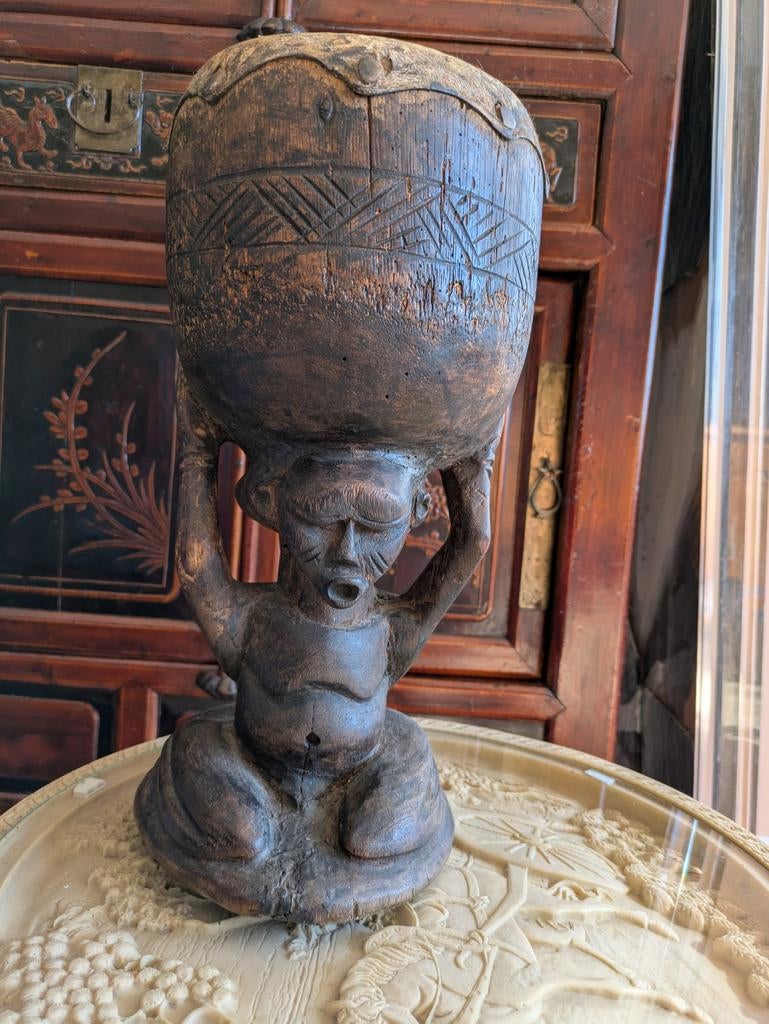 Vintage Afrikaans houten beeld - Drager van de kom, Antiek en Kunst, Ophalen of Verzenden, Handgemaakt, 20 - 50 cm, Beeld