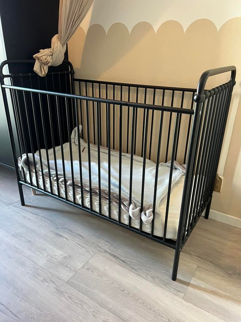 Kinderbed / babybed zwart, 70 tot 85 cm, Ophalen of Verzenden, Zo goed als nieuw, Minder dan 140 cm