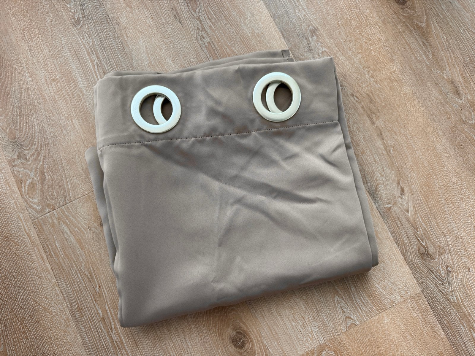 Zo goed als nieuw gordijn Bruno 140x260 cm warm beige, Met ringen, Beige, Ophalen of Verzenden, Gordijn
