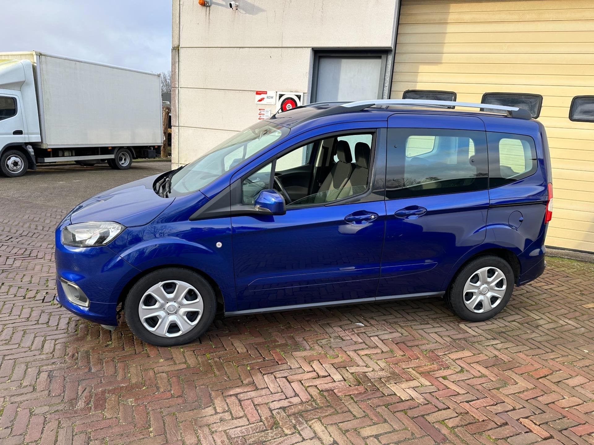 Ford Tourneo Courier 1.0 Titanium, Auto's, Ford, Stof, Gebruikt, Blauw, 100 pk