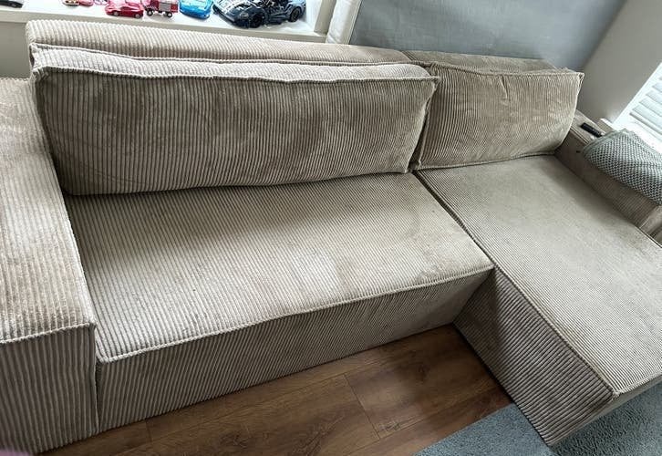 Beige ribstof hoekbank(slaapbank)met opbergruimte