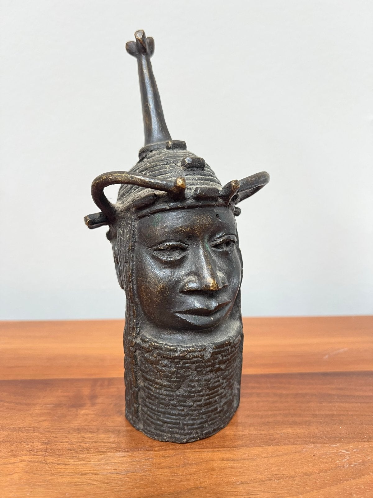Bronzen beeldje - Afrikaanse hoofd met hoorn, Bruin, Afrika, Handgemaakt, Ophalen of Verzenden