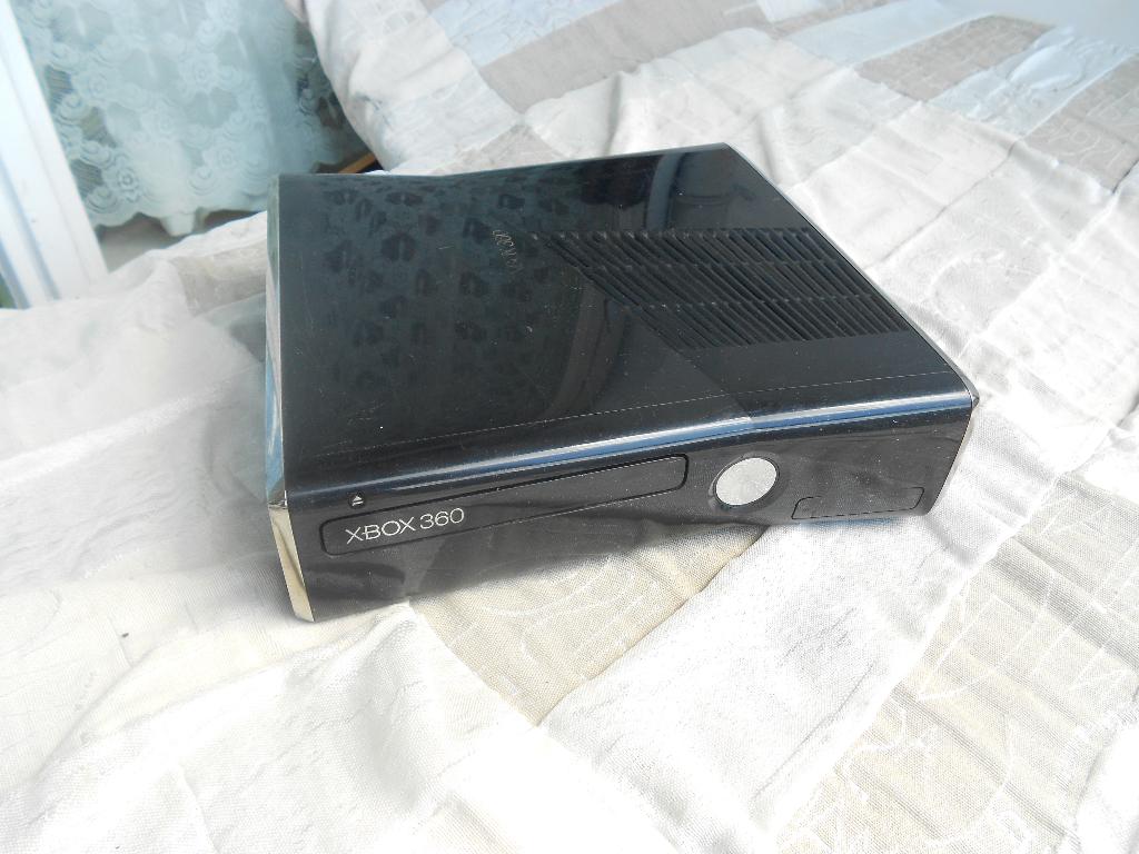 Xbox 360 Slim met Controler, voeding, HDMI kabel, 2 spellen,, Spelcomputers en Games, Spelcomputers | Xbox 360, Ophalen, Met 1 controller