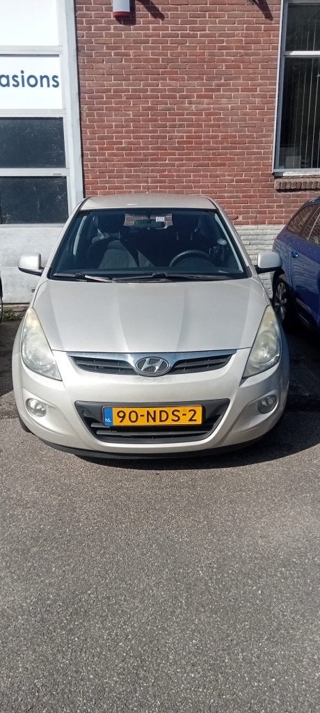 Hyundai i20 1.4 5-DRS 2010 Grijs, Auto's, Voorwielaandrijving, 450 kg, 40 €/maand, 4 cilinders