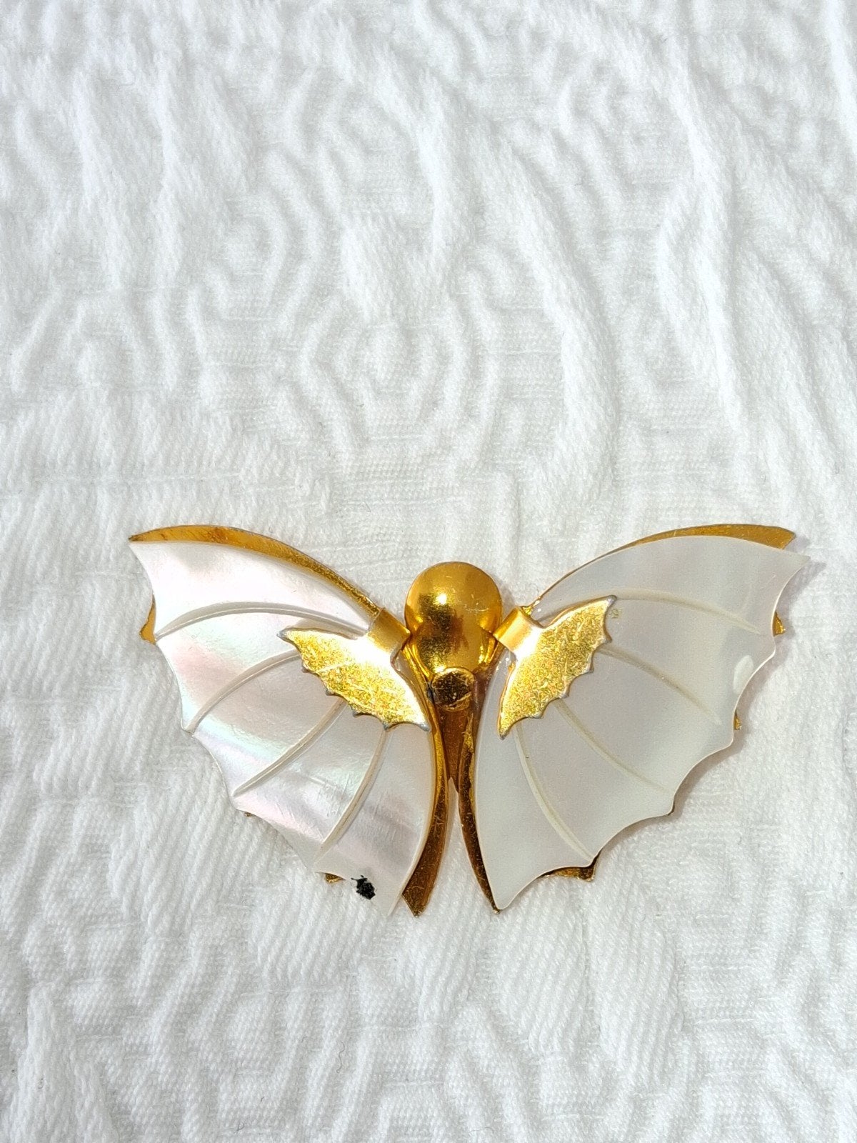 Broche vlinder met parelmoer vleugels 4.5 cm, Ophalen of Verzenden, Zo goed als nieuw, Overige materialen