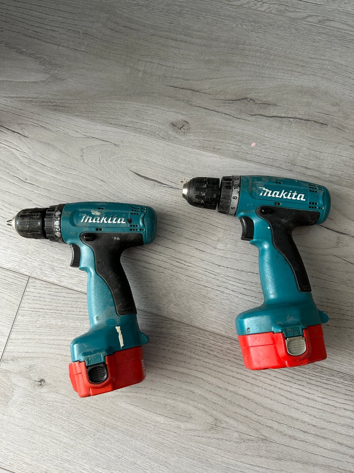Twee Makita schroefmachines met laders en accu's, Ophalen, Gebruikt, Variabele snelheid, Boor- en Schroefmachine