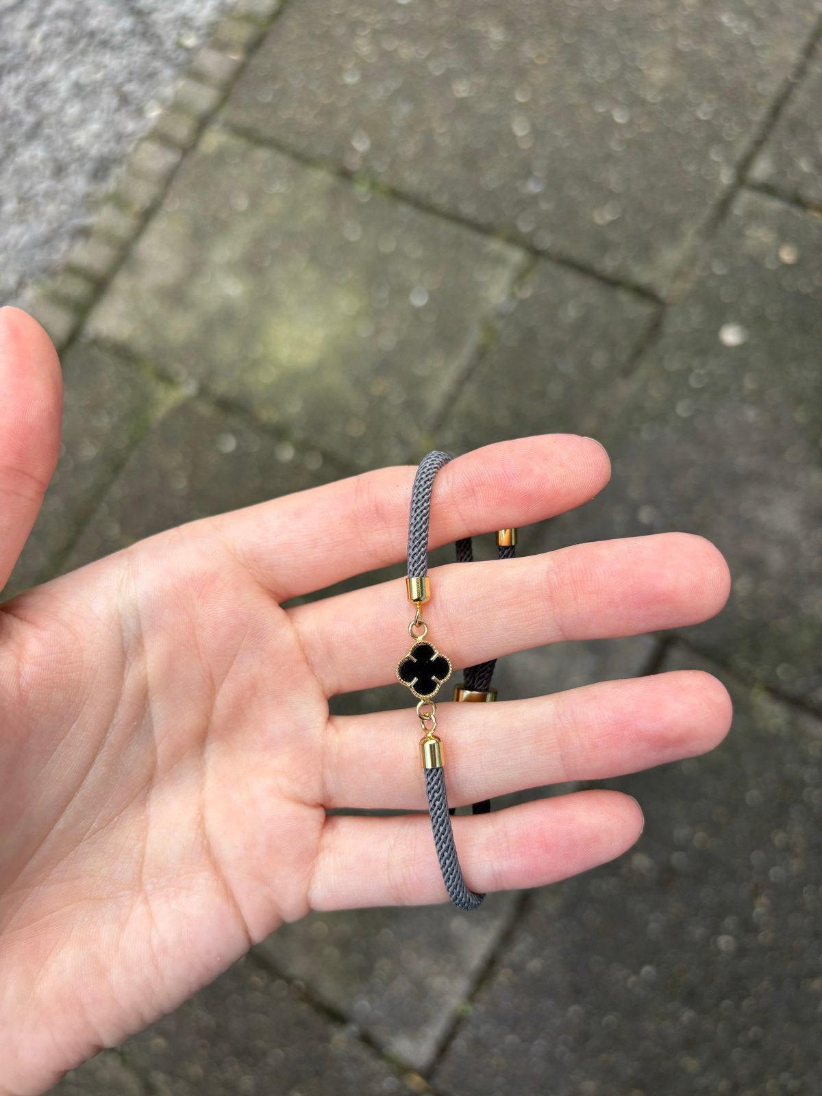 Stijlvolle grijze armband en Goud met klavertje vier bedel, Overige materialen, Verzenden, Nieuw, Grijs
