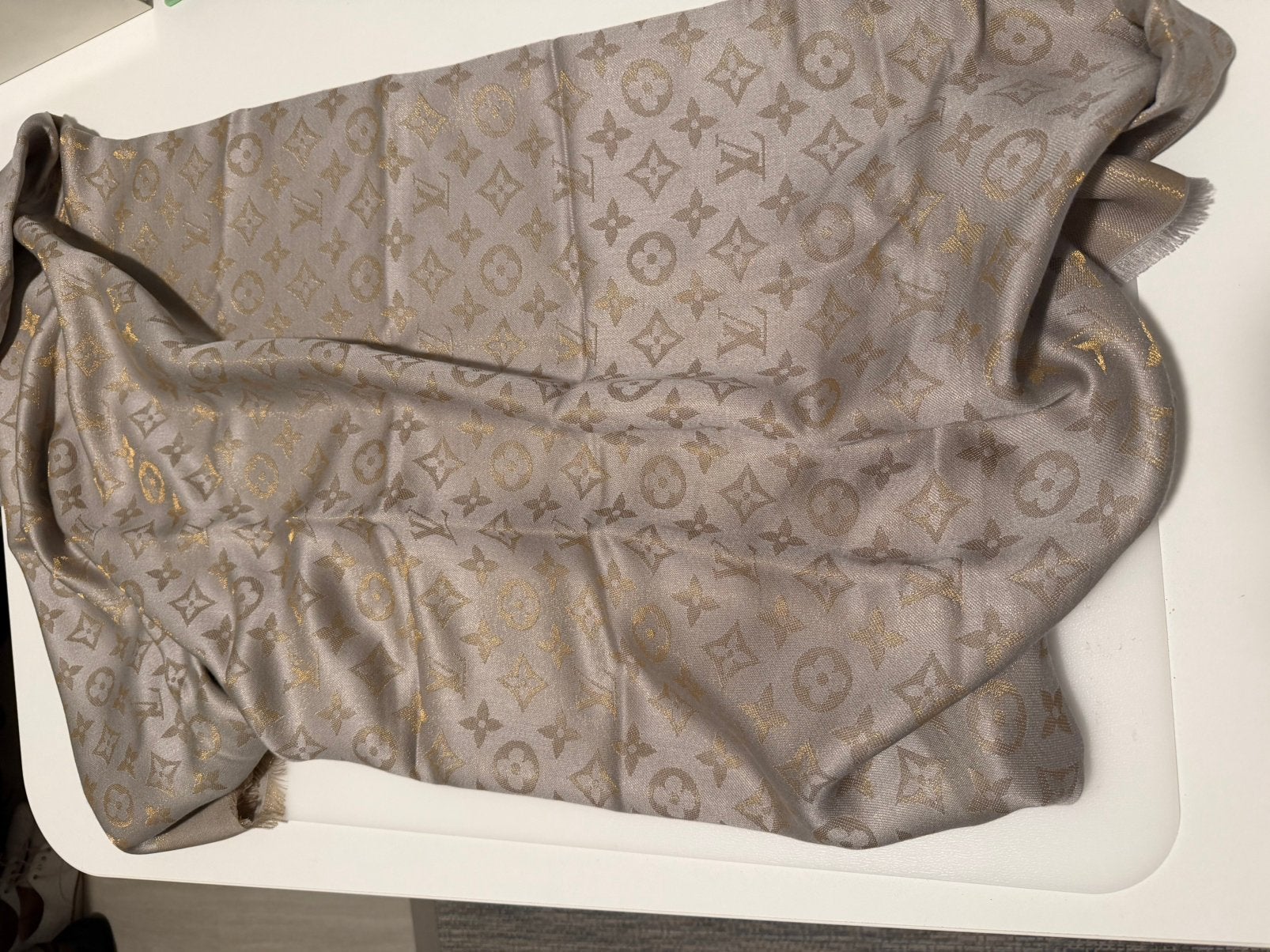 Originele Louis Vuitton monogram sjaal 143x143 cm, Ophalen of Verzenden, Zo goed als nieuw, Maat 46/48 (XL) of groter, Sjaal