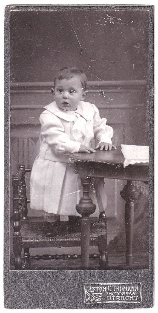 Smalle CDV - Kind Wit Pakje Tafel Stoel Foto Thomann Utrecht, Gebruikt, Foto, Ophalen of Verzenden, Voor 1940