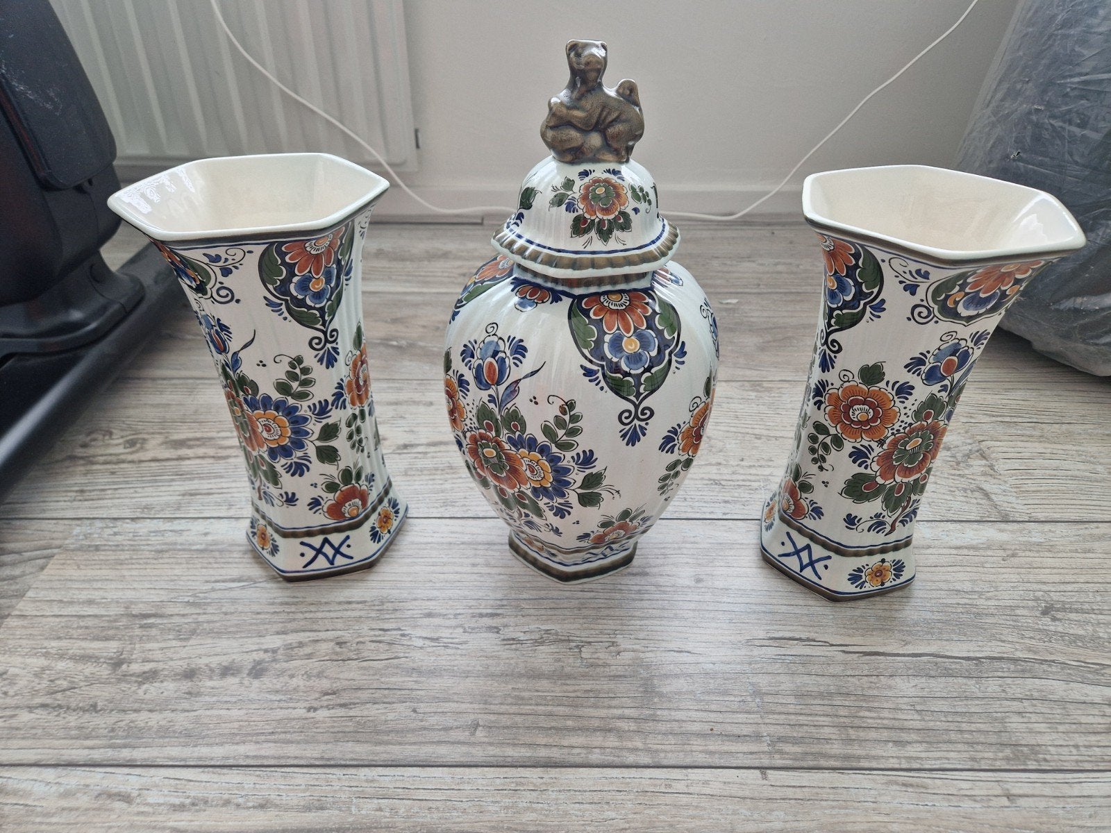 Delfts polychroom handwerk vazen en pot met deksel, Antiek en Kunst, Antiek | Vazen, Ophalen