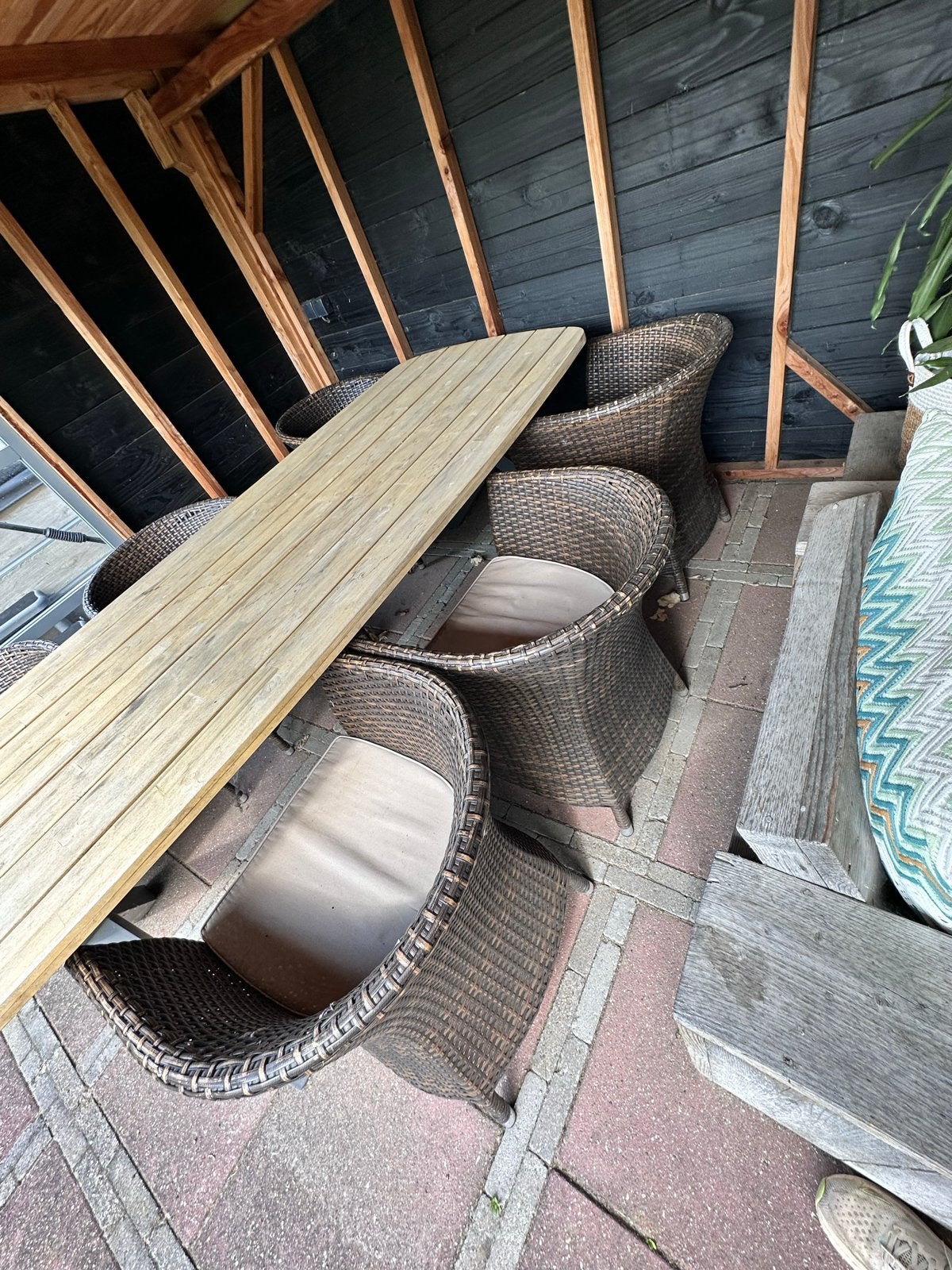 Grote houten tuintafel met metalen poten en 6 stoelen, Tuin en Terras, Ophalen, Gebruikt, Eettafel, 6 zitplaatsen