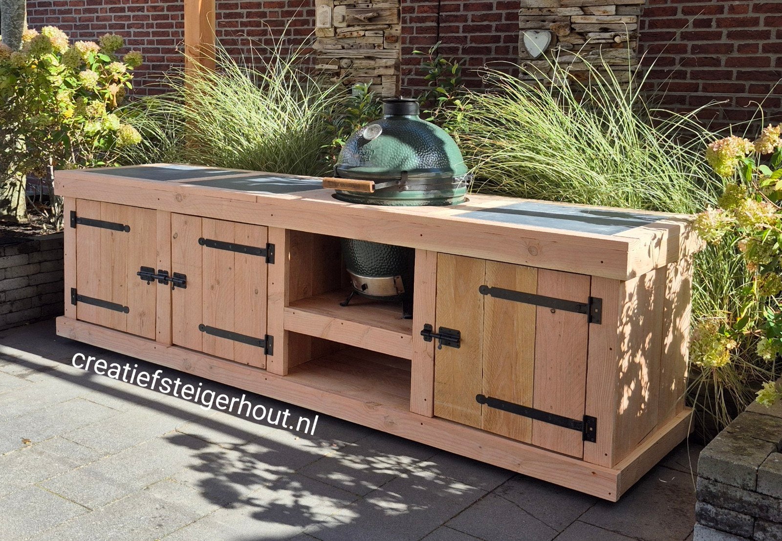 Buitenkeuken douglas op wielen kamado grill guru bastard egg, Tuin en Terras, Buitenkeukens, Ophalen of Verzenden, Nieuw, Houtskool