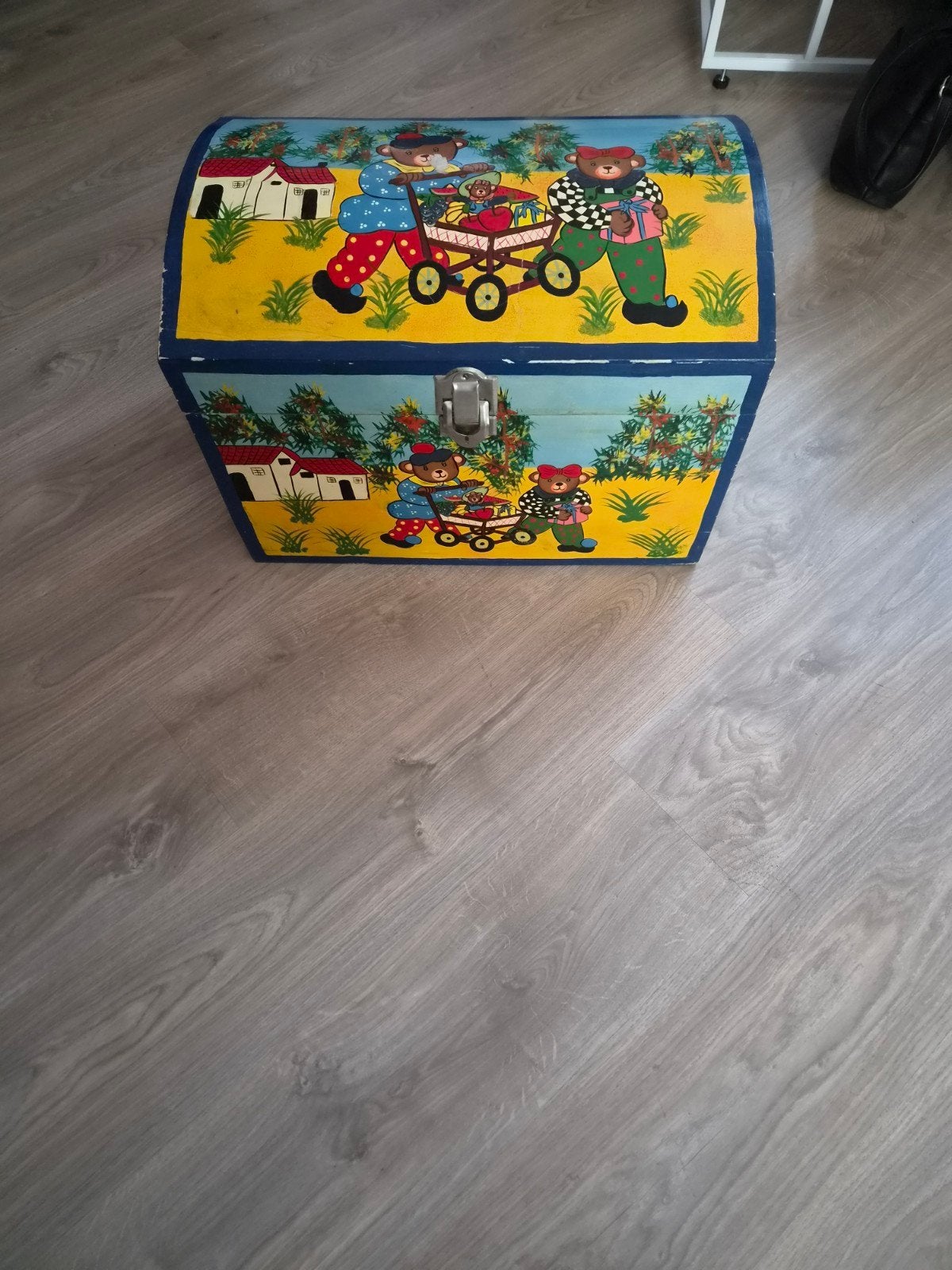 Vintage houten speelgoedkist met handgeschilderde decoratie, 50 – 75, Gebruikt, 50 tot 100 cm, 50 tot 75 cm