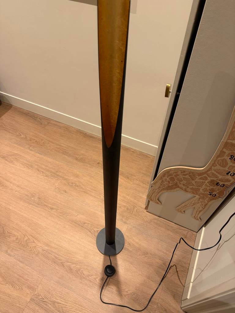 Stijlvolle Gouden Eglo Staande Lamp - Modern Design, Ophalen of Verzenden, Zo goed als nieuw, Metaal, 100 tot 150 cm