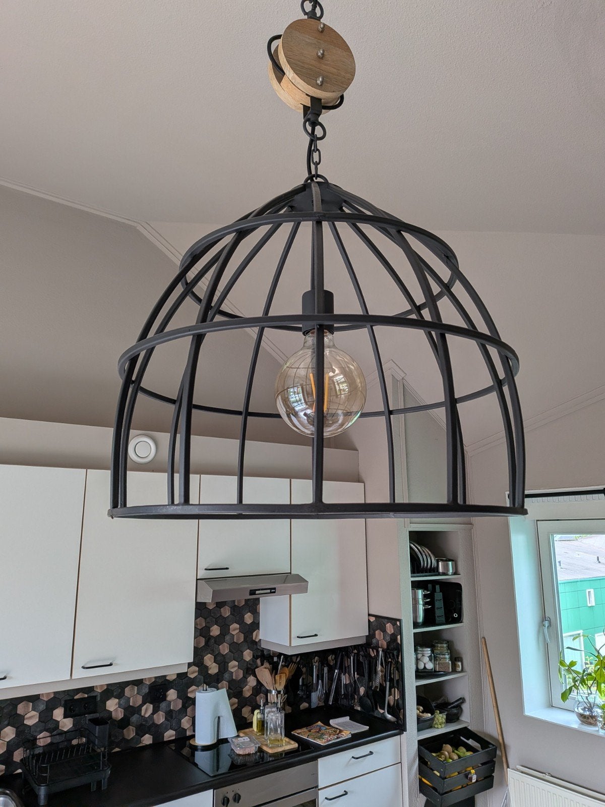 Industriële hanglamp met kooi en katrol - Zwart metaal, Huis en Inrichting, Lampen | Hanglampen, Ophalen, E27 (groot), Zo goed als nieuw