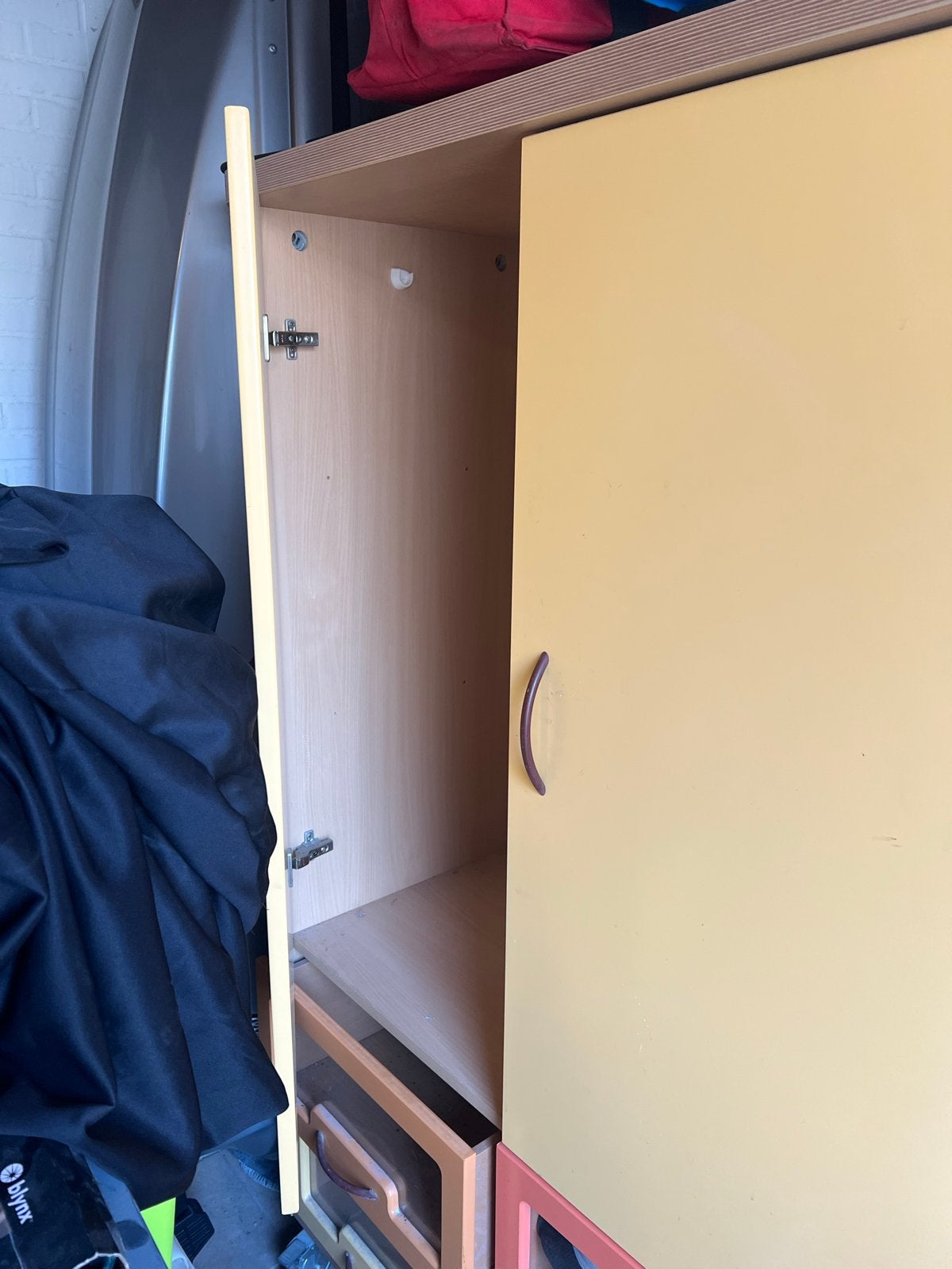 Oude babykamer kast op wielen - Gratis af te halen, Ophalen of Verzenden, Gebruikt, Kast