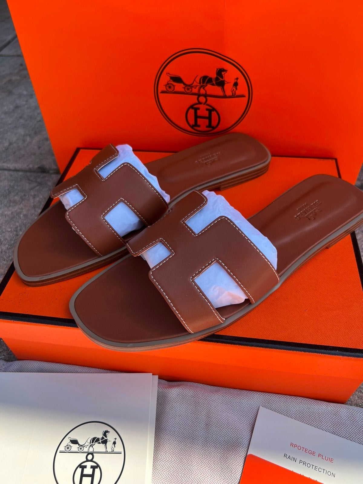 Hermes slippers in diverse maten (36 t/m 41), Kleding | Dames, Schoenen, Ophalen of Verzenden, Nieuw, Bruin, Slippers