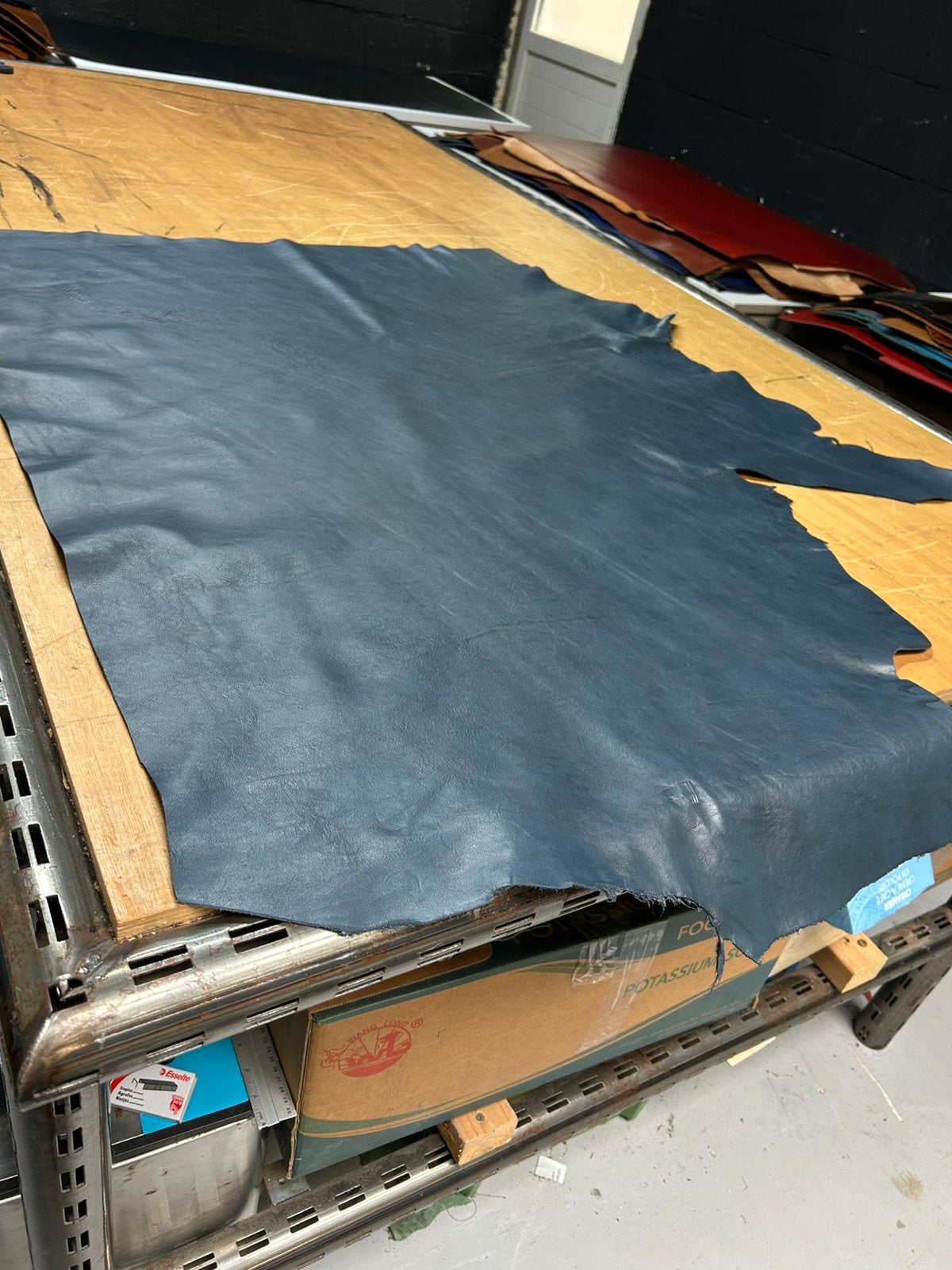 Blauwgrijs patina leer lap 1.5 mm dikte soepel en glad A473, Bruin, Leer of Kunstleer, Ophalen of Verzenden, Zo goed als nieuw