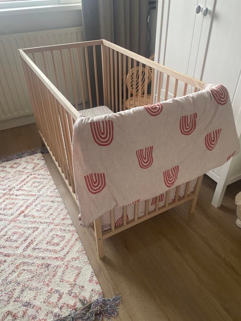 Houten ledikant (IKEA Sniglar) met matras en beddengoed, Kinderen en Baby's, Babywiegjes en Ledikanten, Ophalen, Zo goed als nieuw