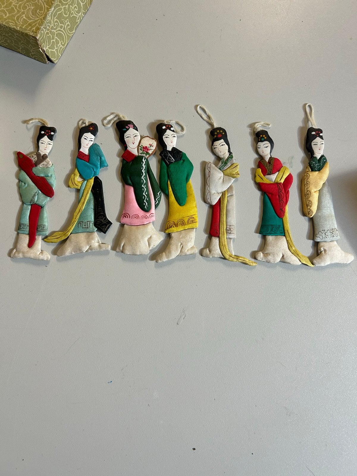 Set van 6 Chinese zijden poppetjes  in doosje, Antiek en Kunst, Ophalen of Verzenden