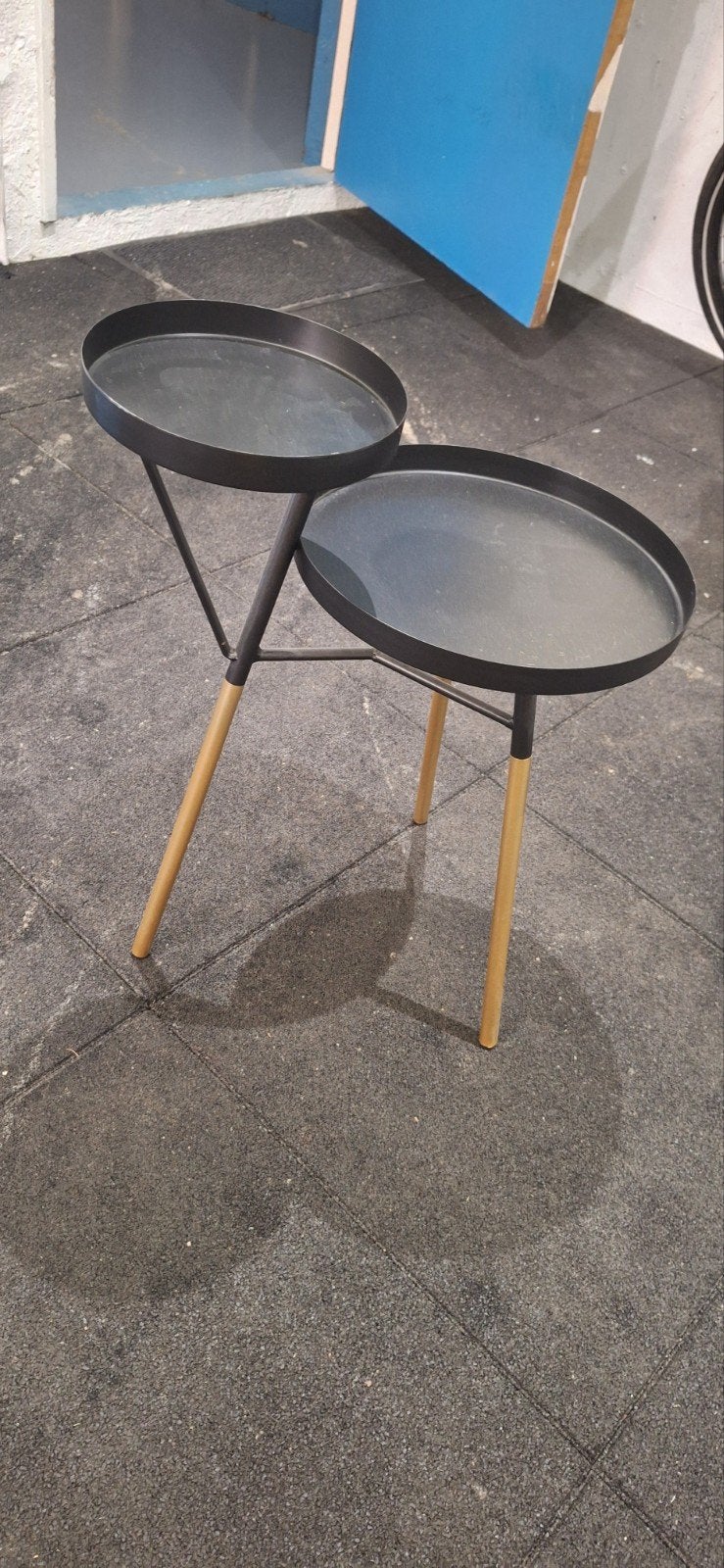 Zwarte bijzettafel met twee niveaus en houten poten, Huis en Inrichting, Tafels | Bijzettafels, Minder dan 55 cm, Gebruikt, Metaal of Aluminium