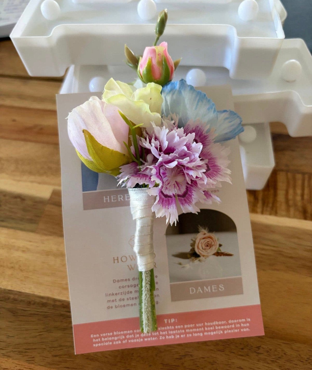 Zijde bloemen corsage bruiloft heren, Ophalen of Verzenden, Zo goed als nieuw, Versiering, Geboorte of Huwelijk