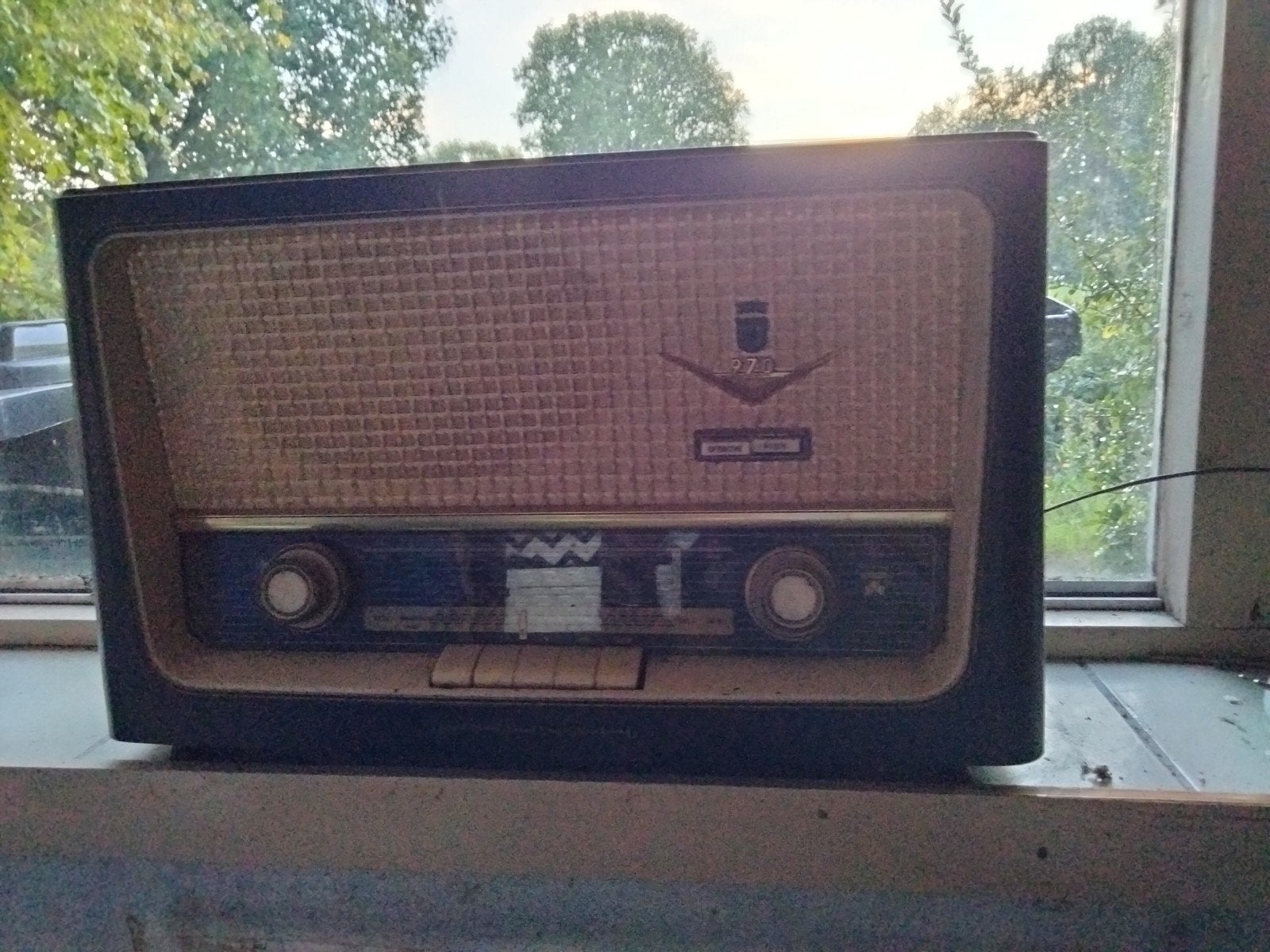 Oude antieke Grundig radio., Ophalen
