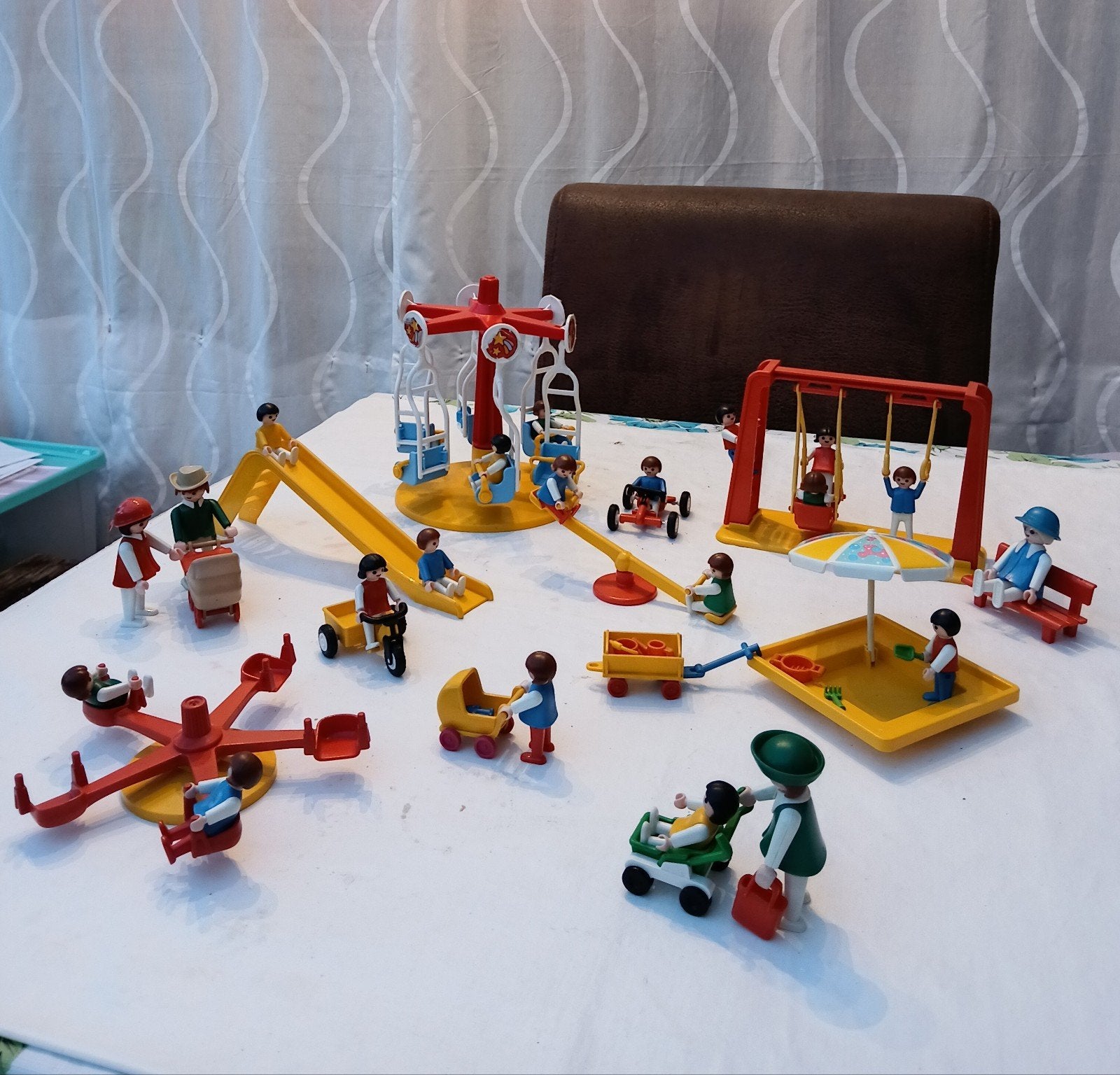 Playmobil, Speeltuin met 17 kinderen en veel accessoires, Ophalen of Verzenden, Gebruikt