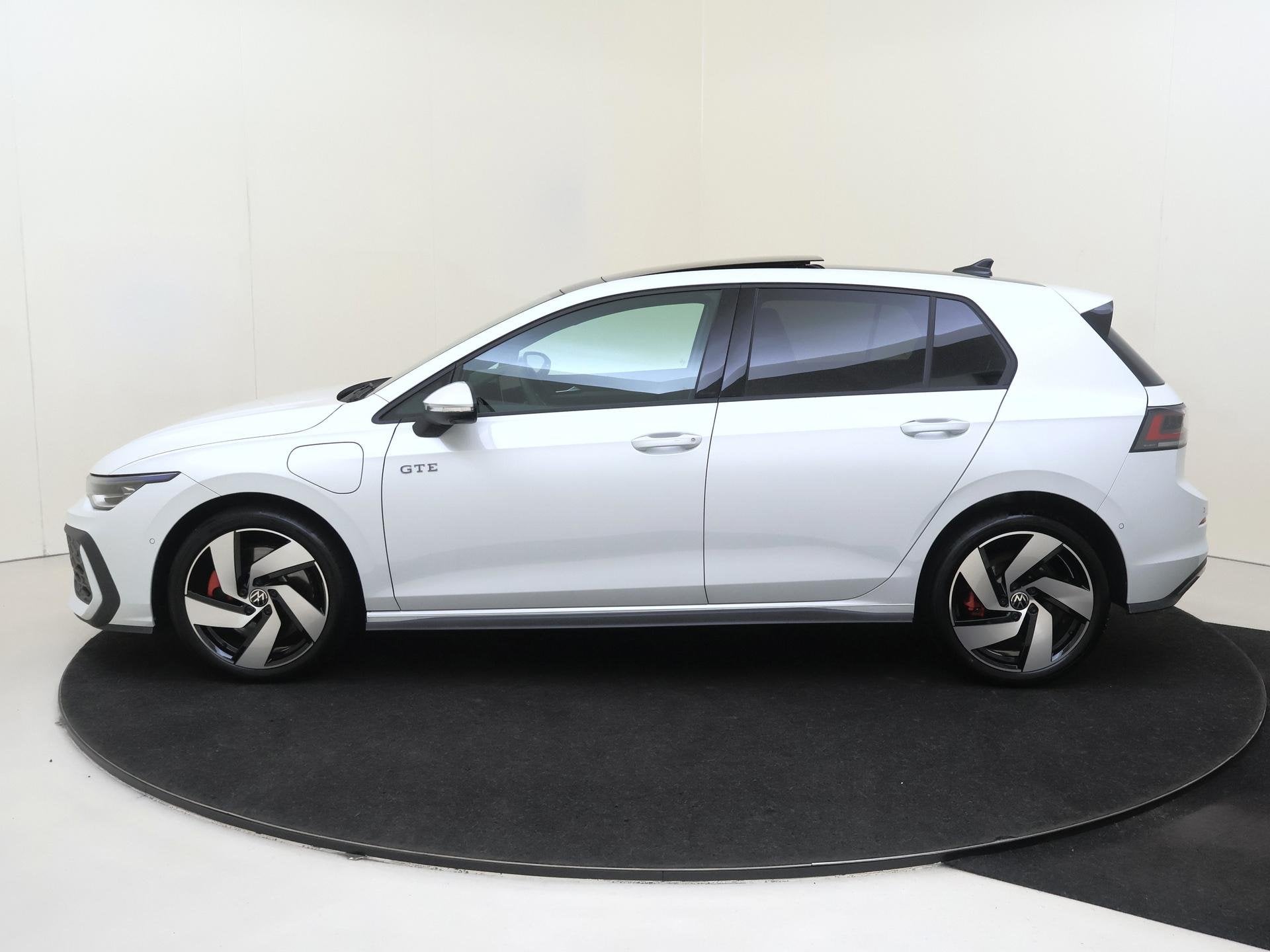 Volkswagen Golf 1.5 eHybrid GTE | SoH 99% | Panoramadak | 36, 12 maanden, Stof, 150 min, 26 kWh