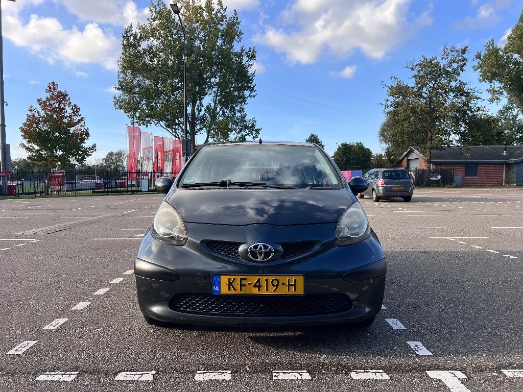 Toyota Aygo 1.0 12V Vvt-i 3DRS MMT 2007 Grijs, Auto's, Voorwielaandrijving, Stof, 4 stoelen, 68 pk