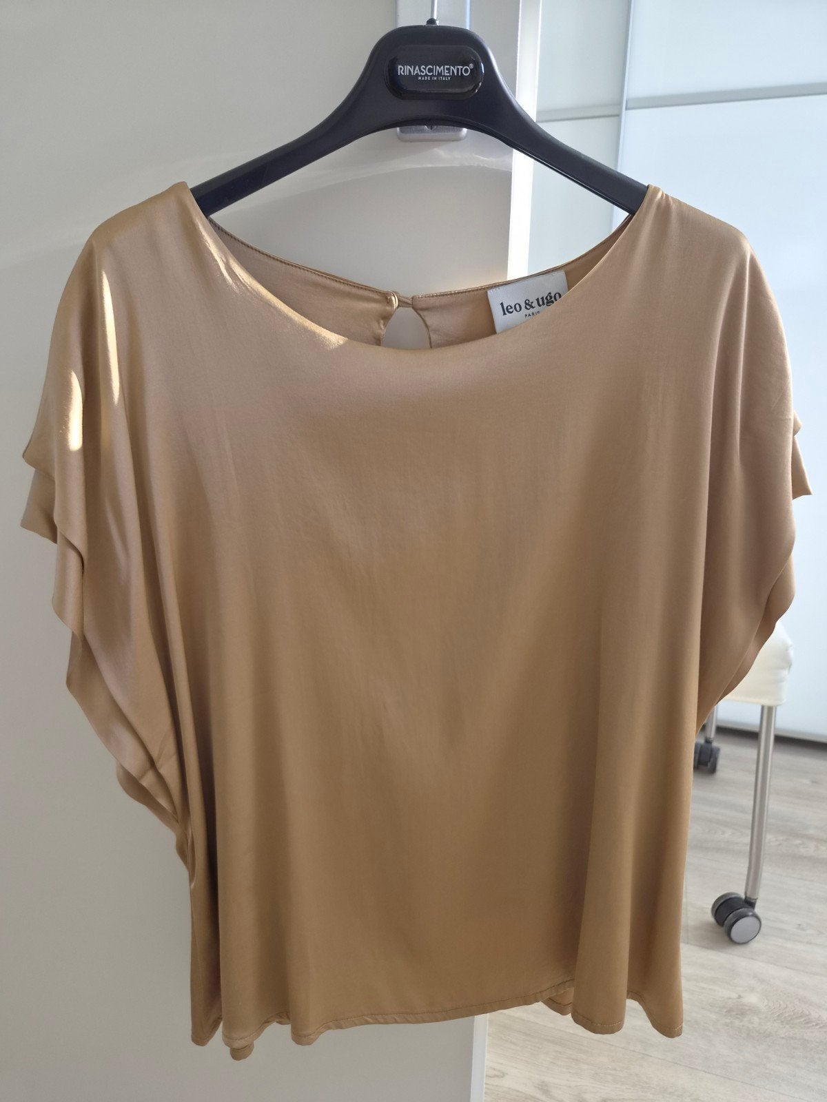 Prachtige blouse van Leo & Ugo. Nieuw. Maat 40. Goudkleurig, Maat 38/40 (M), Leo & Ugo, Nieuw, Ophalen of Verzenden
