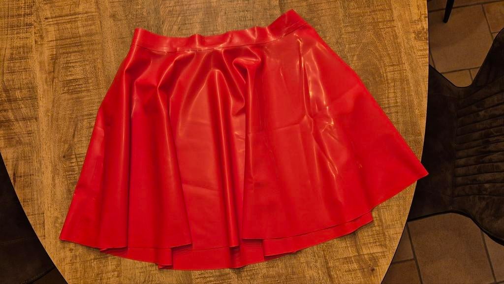 Nieuwe rode latex plooirok - Maat L, Kleding | Dames, Rokken, Verzenden, Nieuw, Maat 42/44 (L), Rood