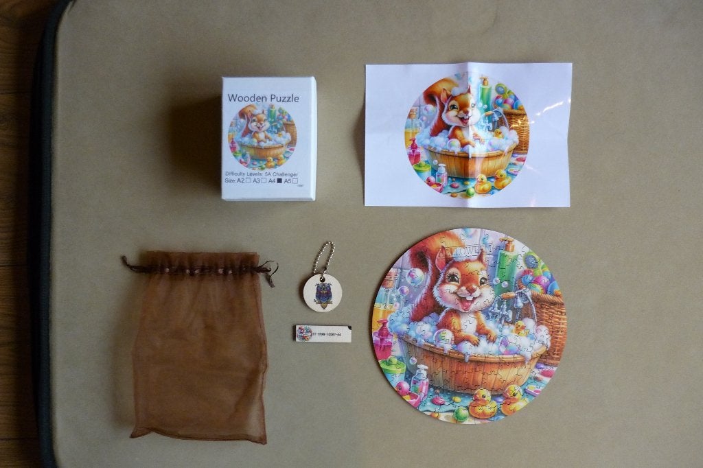 Houten puzzel (A4) '' EEKHOORN IN BAD '' + poster 98 st., Ophalen, Minder dan 500 stukjes, Zo goed als nieuw, Legpuzzel