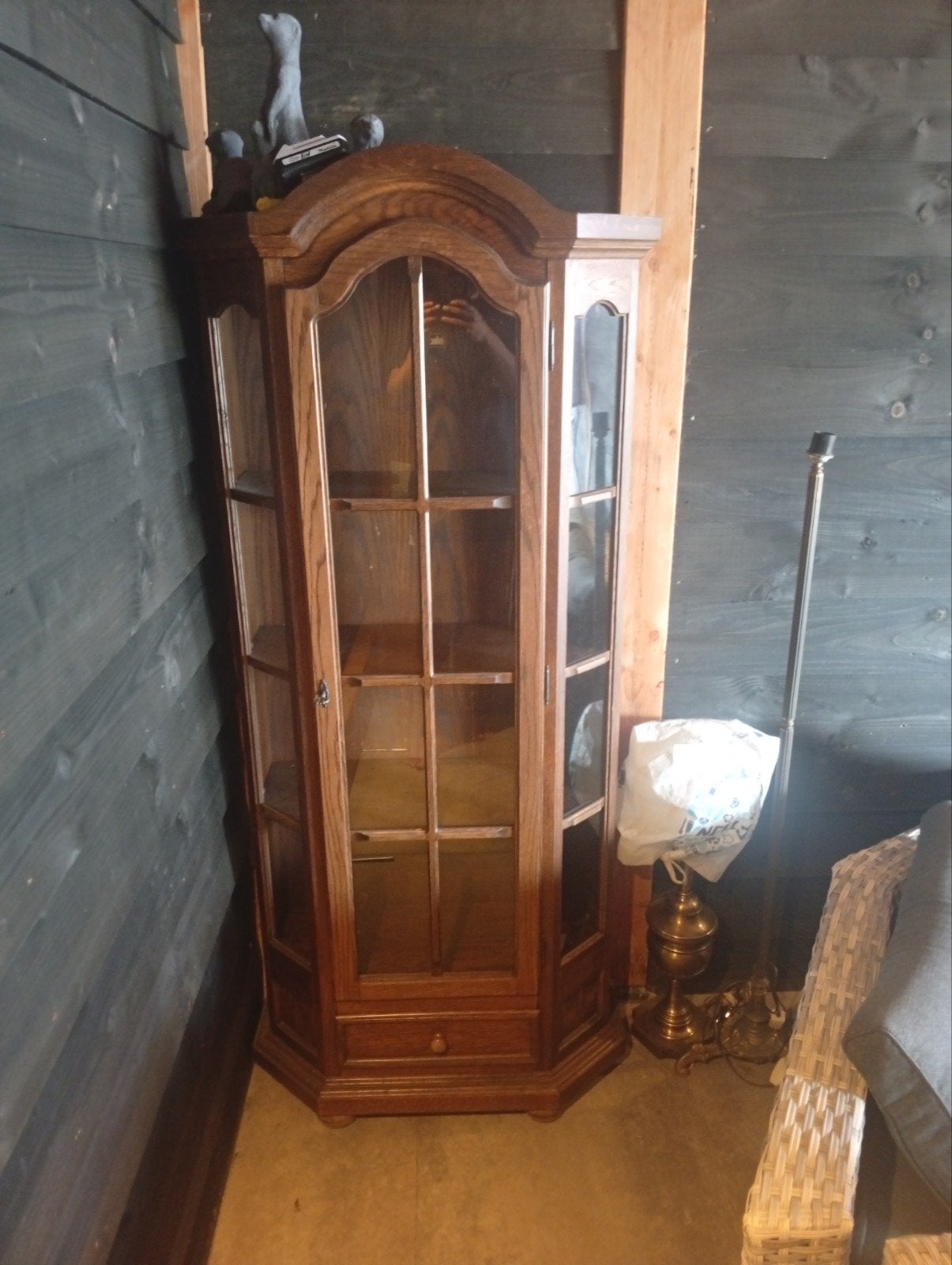 Mooie houten hoekkast met glazen deur en lade, Huis en Inrichting, Kasten | Vitrinekasten, Ophalen, Glas, Gebruikt, Met deur(en)