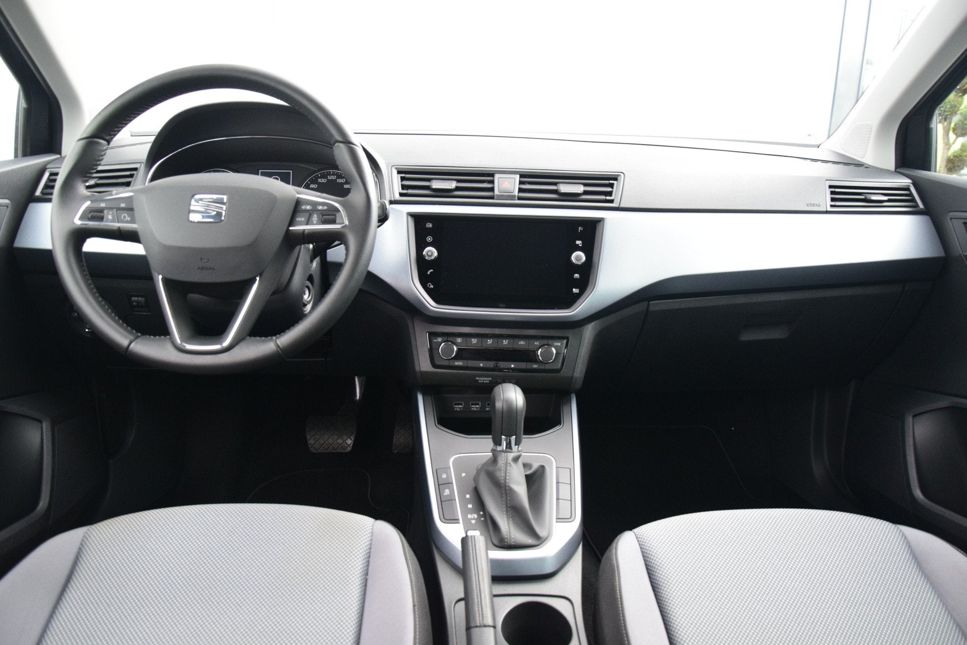 SEAT Arona 1.0 TSI Style Automaat Navi/Carplay Priv/Glass Ec, Auto's, Dealer onderhouden, Stof, 116 pk, Bedrijf