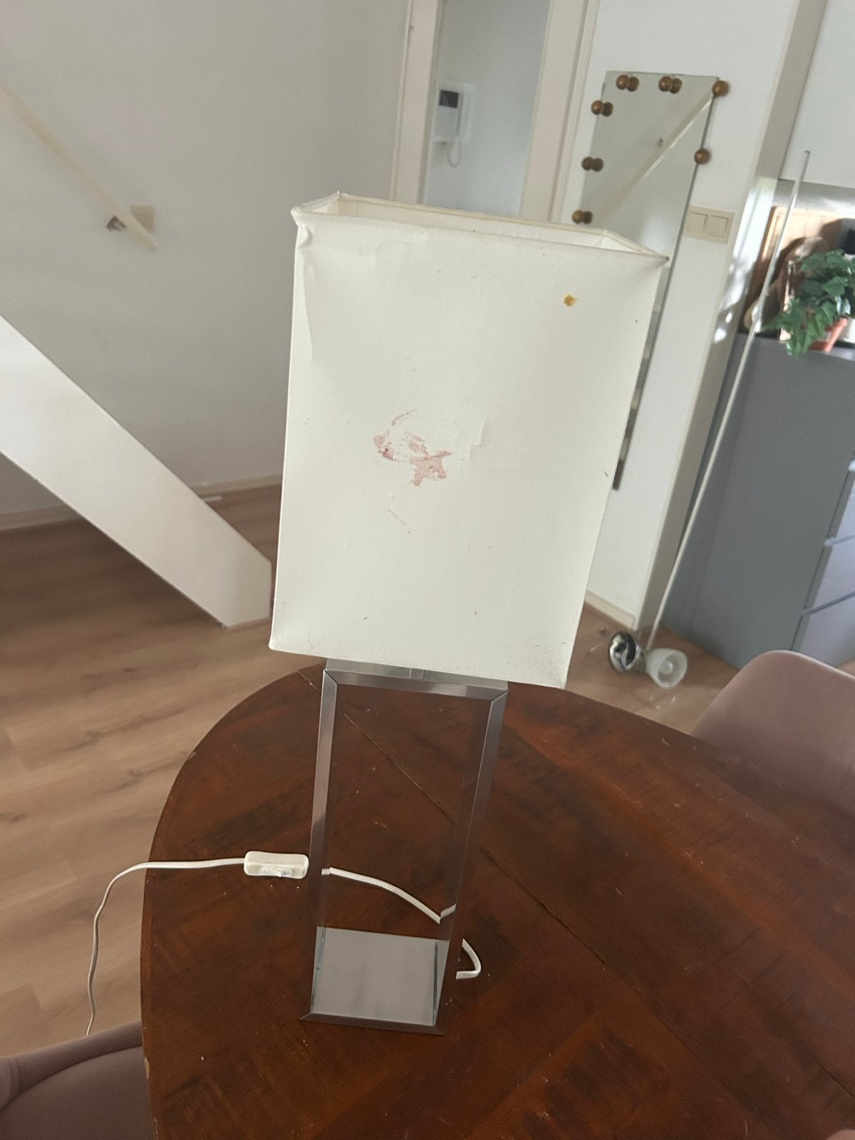 Witte tafellamp met metalen voet, Ophalen, Met schakelaar, Gebruikt, Wit