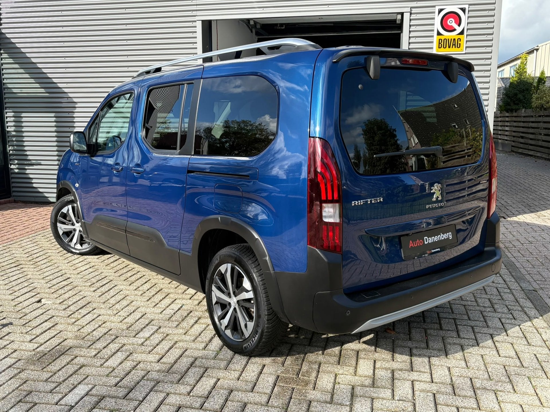 Peugeot Rifter Long 1.2 Puretech Long GT-Line 7p AUTOMAAT, Auto's, Dealer onderhouden, Stof, 1250 kg, Zwart