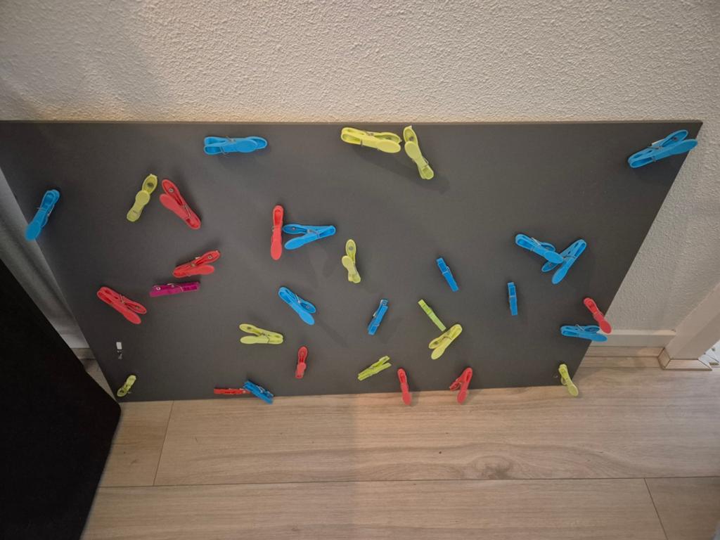 Bord om kaartjes/foto's op te hangen, Ophalen