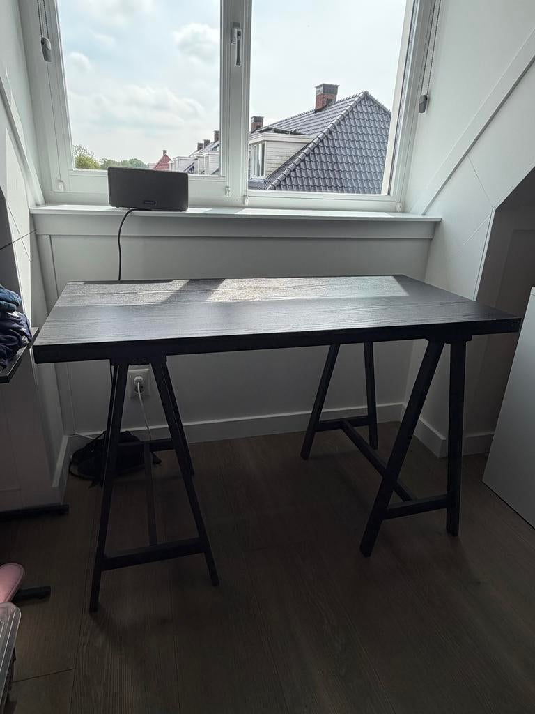 Zwart bureau met schragen - Modern en functioneel, Huis en Inrichting, Bureaus, Zo goed als nieuw, Overige typen, Overige merken