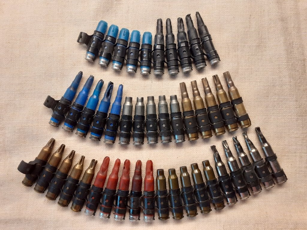 Hulzenband 5,56mm 9 verschillende types (ONKLAAR) set1, Ophalen of Verzenden, Landmacht, Nederland, Hulzen of Bodemvondsten