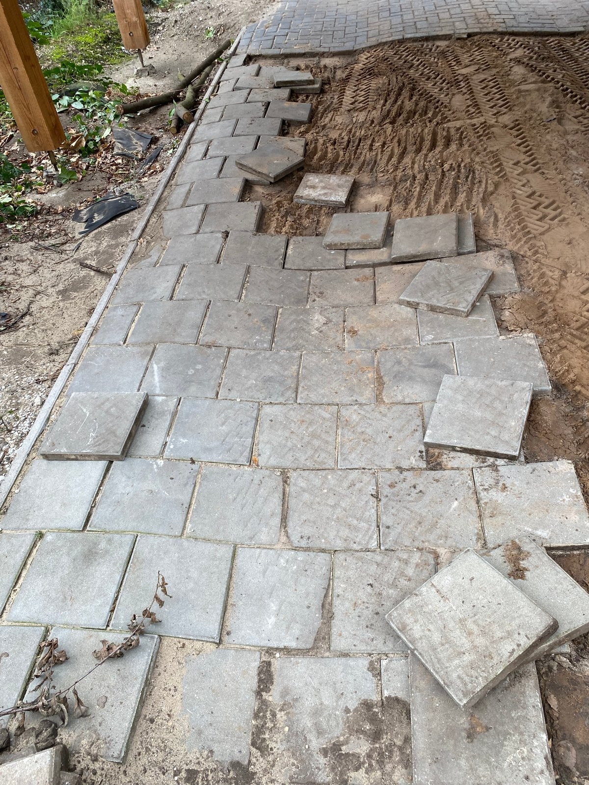 Gratis ca. 50 grijze stoeptegels en opsluitbandjes, Tuin en Terras, Ophalen, Gebruikt, 5 tot 10 m², Beton