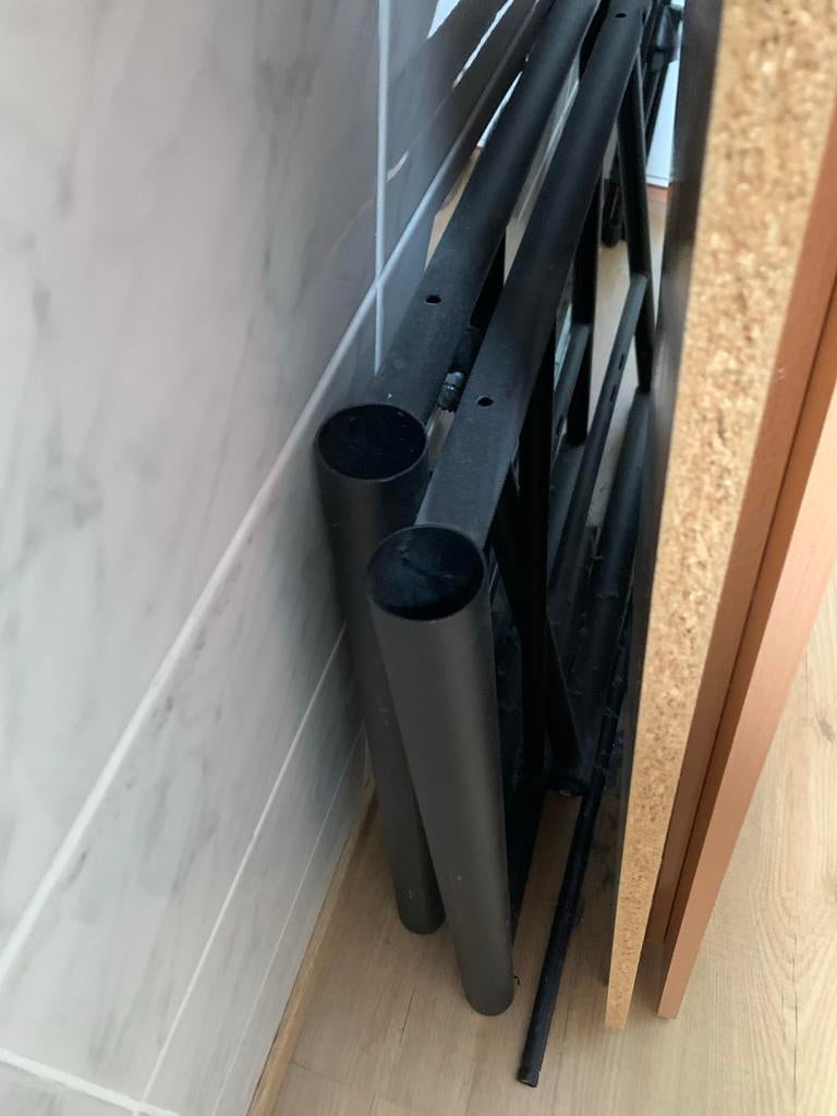 2x Demontabel bureau met houten blad en metalen onderstel, Ophalen, Zo goed als nieuw, Minder dan 10 m², Tapijt