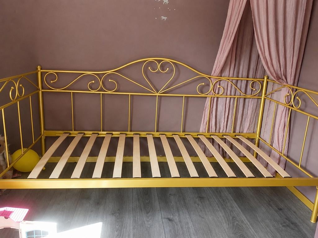 Gouden metalen bedframe met lattenbodem (Valerie Leenbakker), Ophalen, Gebruikt, 90 cm, Sierlijk, Romantisch
