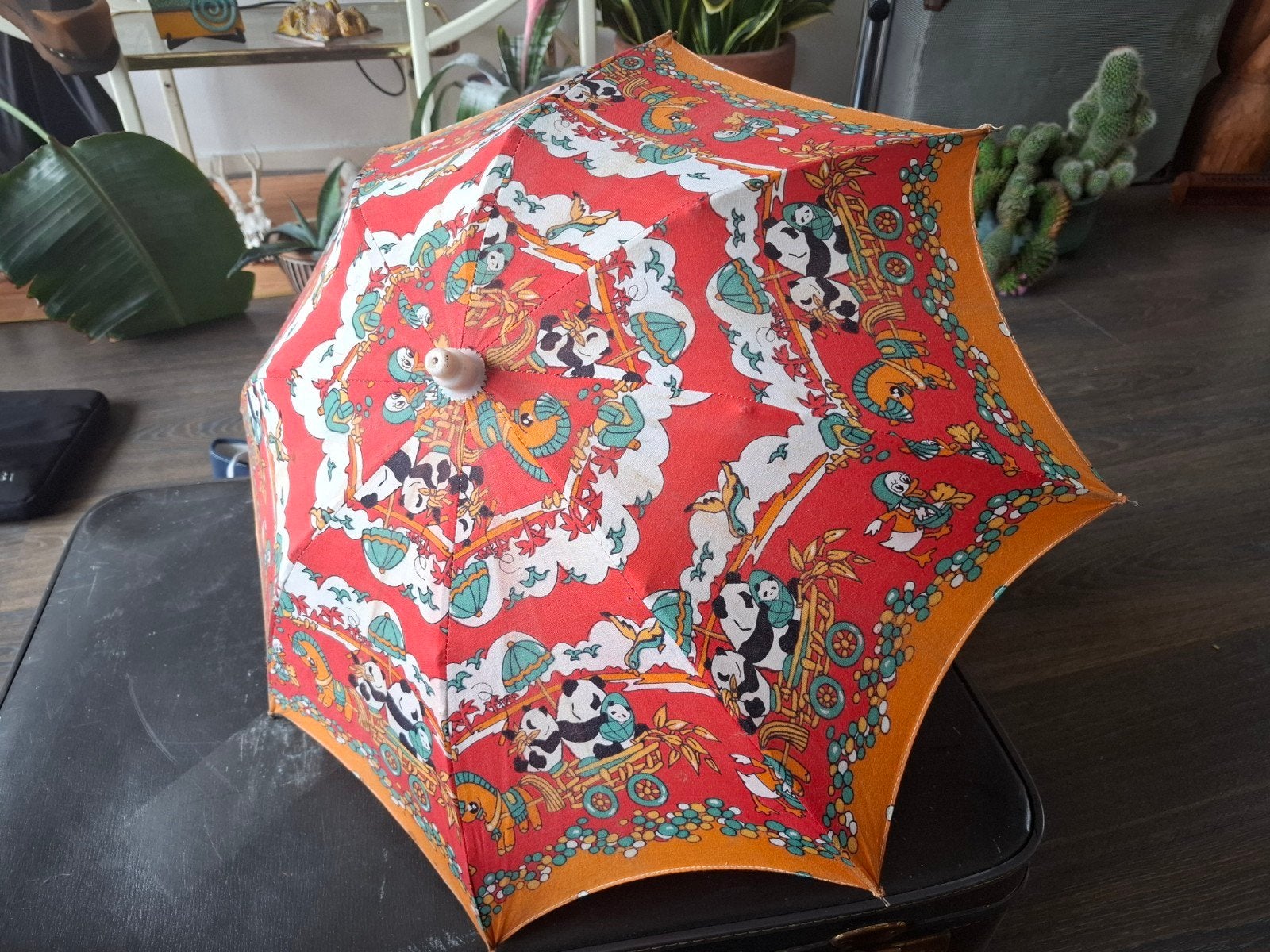 Vintage kinderparasol met panda's en Disney-achtige figuren, Ophalen of Verzenden, Gebruikt, Rood