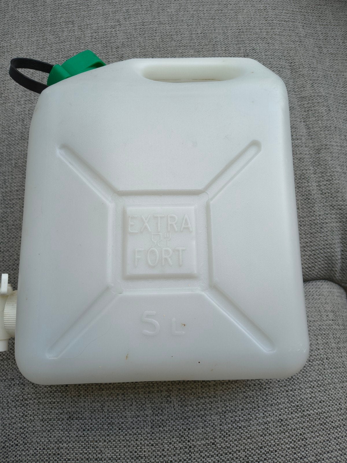 Jerrycan water voor op de camping, Ophalen