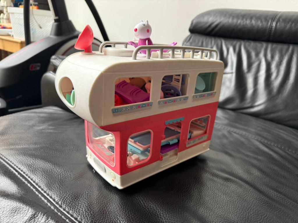 Peppa Pig Camper met Familie Figuren en Accessoires, Kinderen en Baby's, Speelgoed | Overig, Ophalen, Zo goed als nieuw, Jongen of Meisje