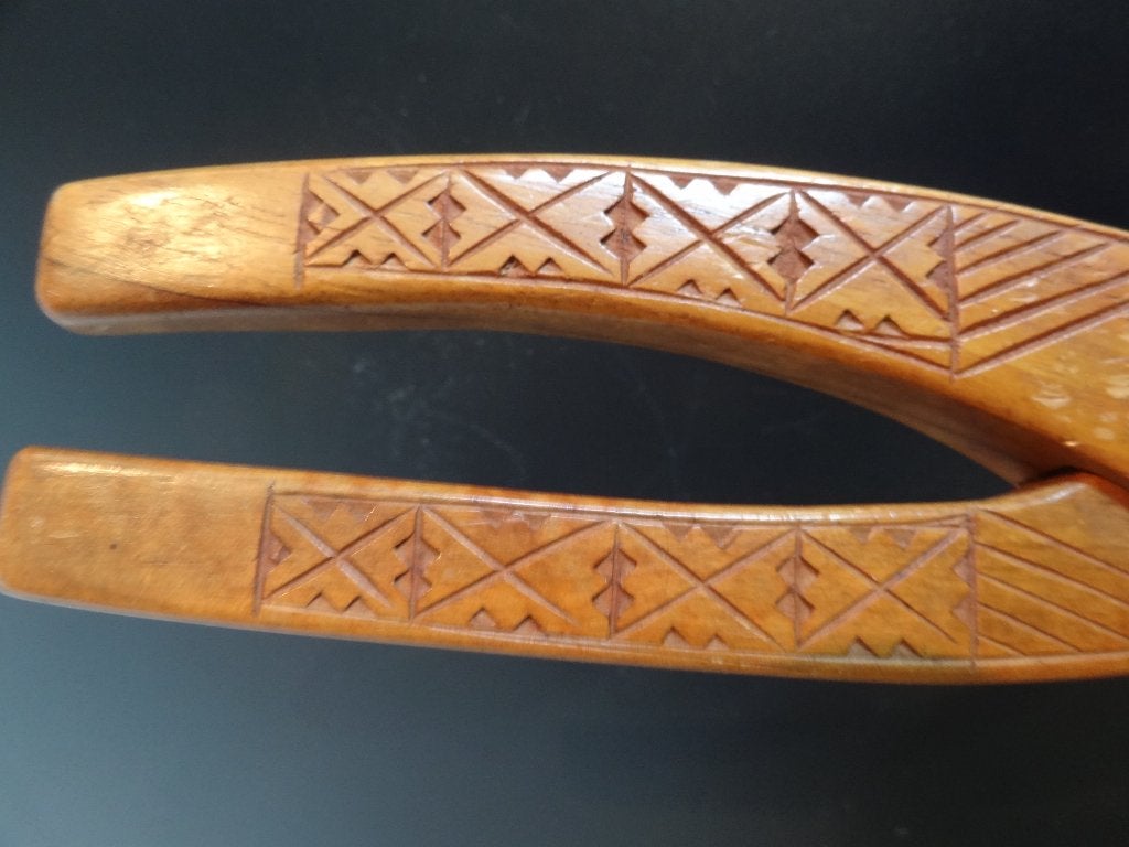 twee houtsnijwerken, een tang, (notenkraker) en een doosje, Antiek en Kunst, Verzenden, Afrika, Hout, Houtsnijwerk