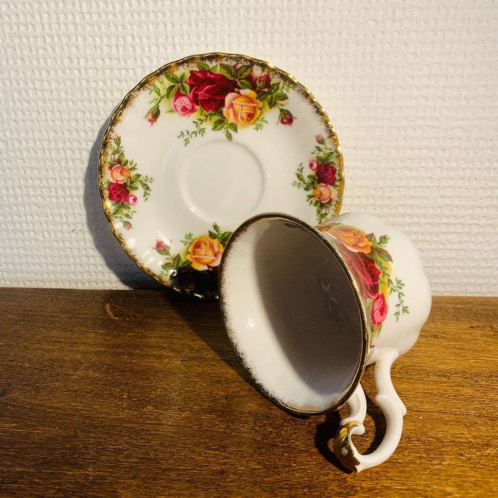 Vintage Royal Albert Old Country Roses Theekopje met Schotel, Ophalen of Verzenden, Zo goed als nieuw, Porselein, Kop en/of schotel