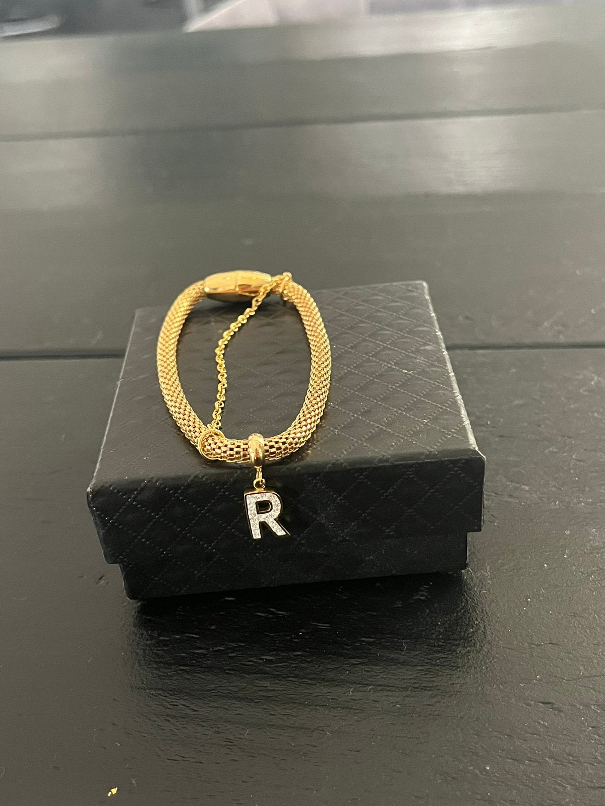 R bracelet | R armband | Gouden armband | Gold plated, Ophalen, Overige materialen, Nieuw, Met bedels of kralen