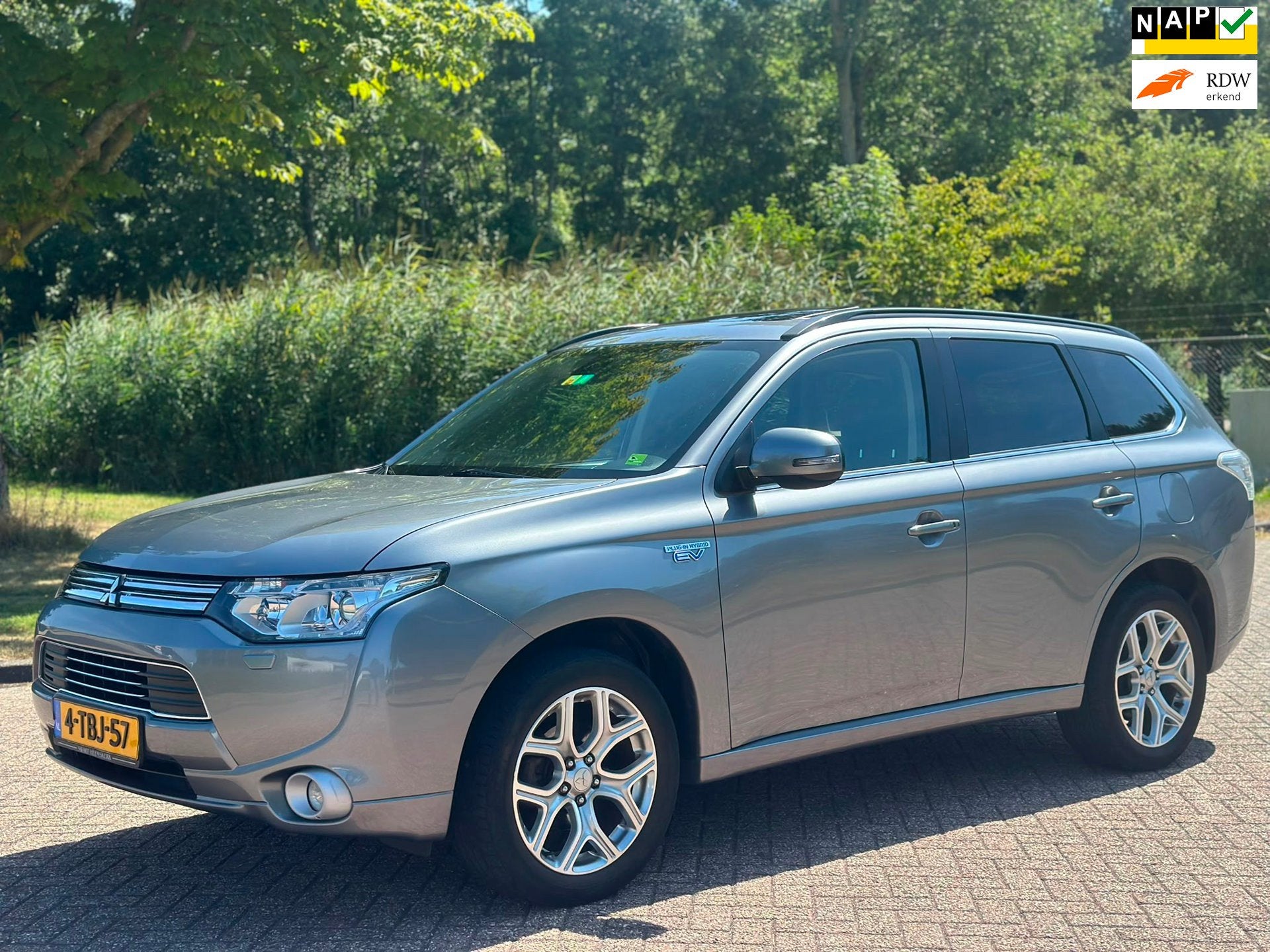 Mitsubishi Outlander 2.0 PHEV instyle+/AUTOMAAT/AIRCO/CAMERA, Zwart, 4 cilinders, Vierwielaandrijving, Hybride Elektrisch/Benzine